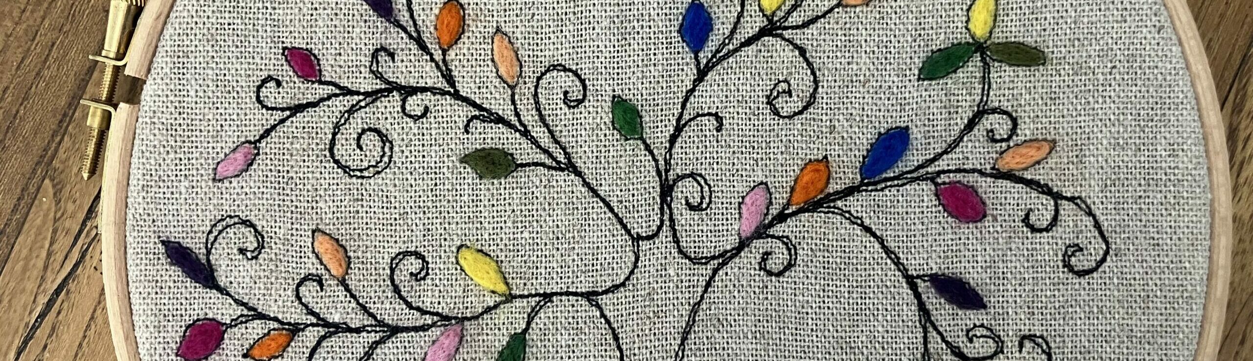 Arbre de vie en piqué-libre et feutre à l'aiguille