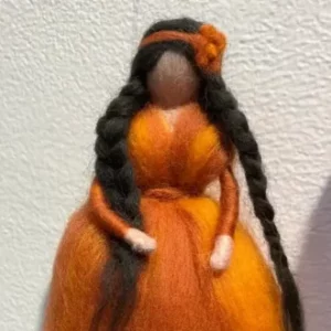 Poupée laine cardée, feutrage à l'aiguille